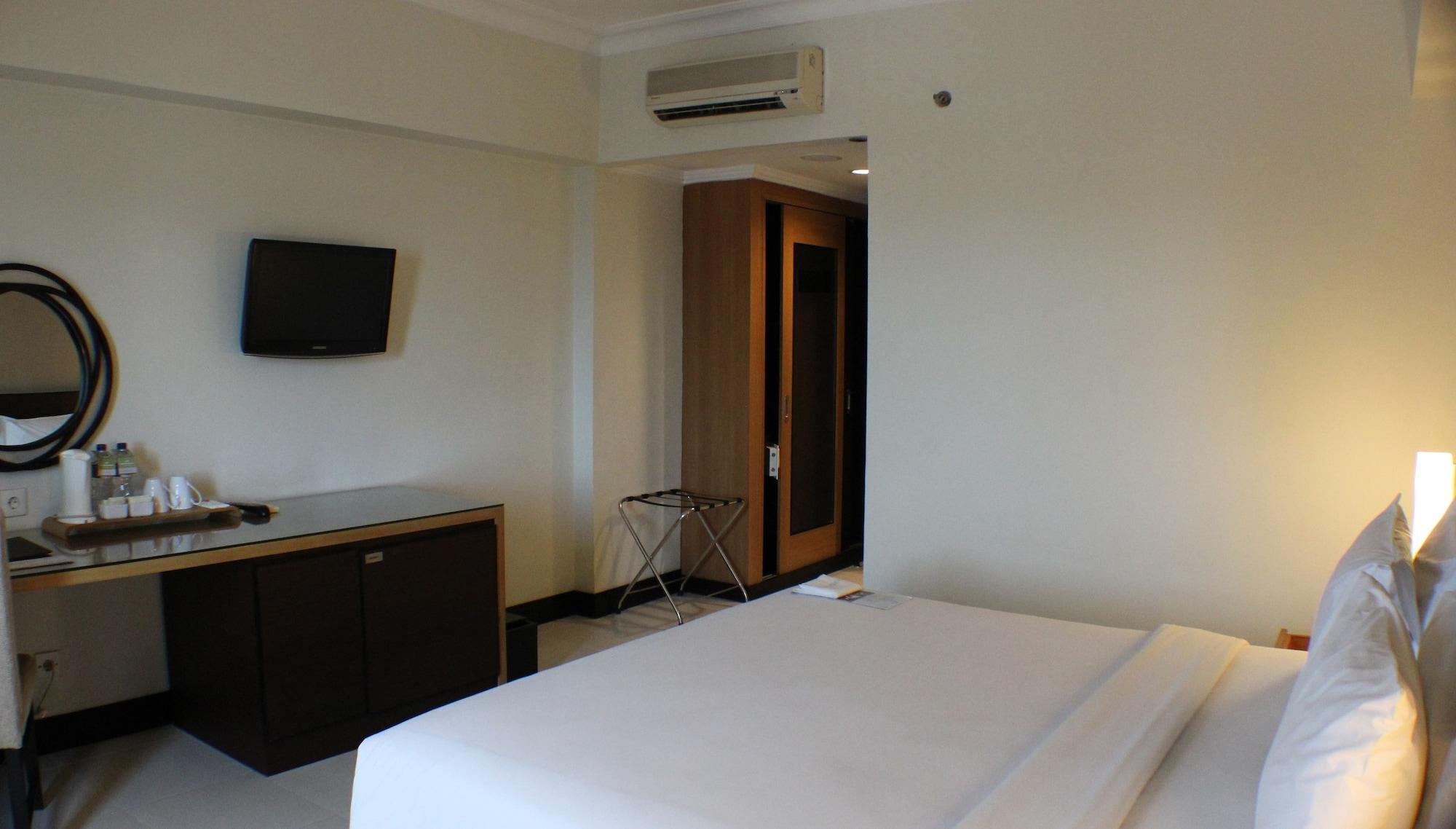 Hotel Santika Pandegiling - Surabaya Exterior photo
