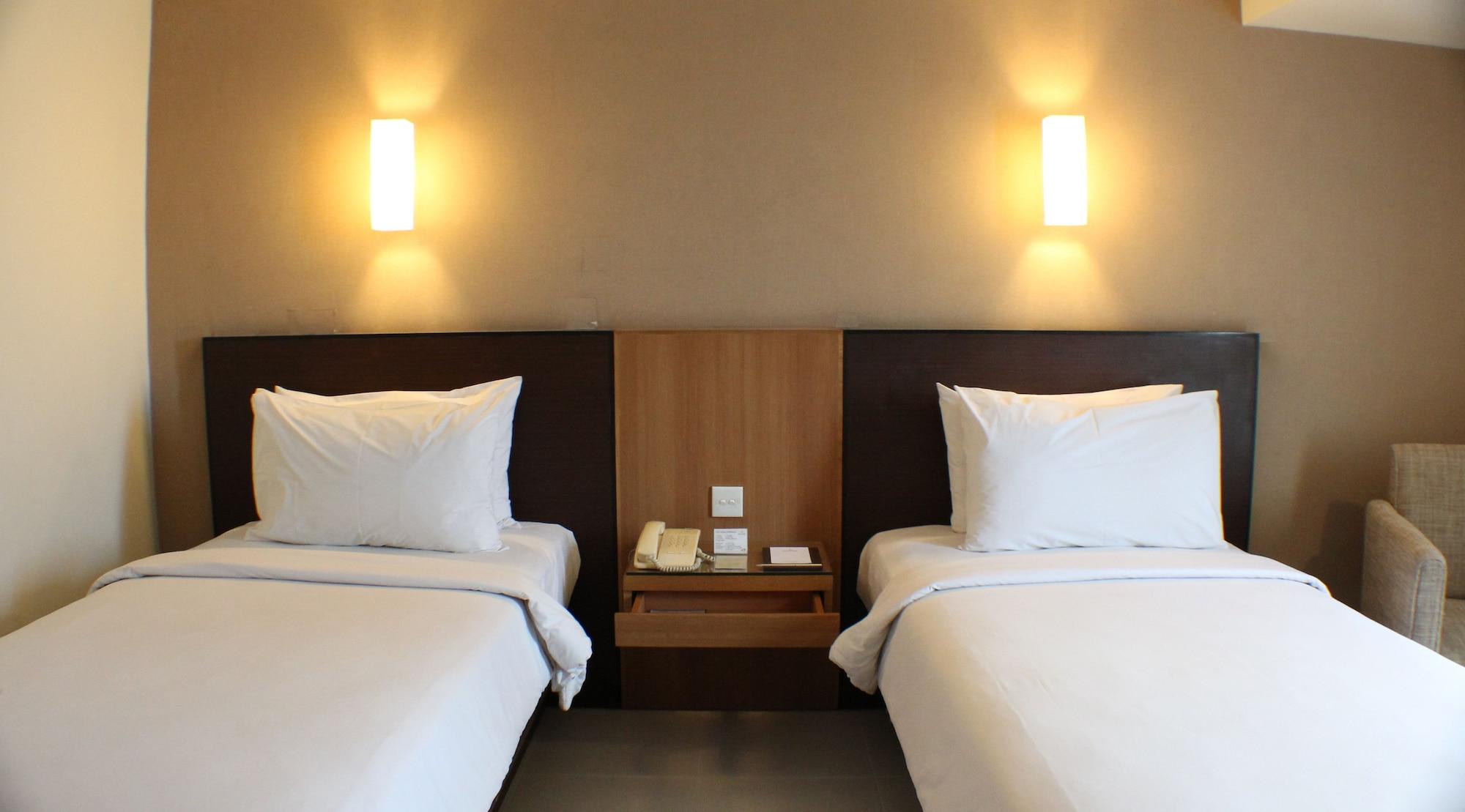 Hotel Santika Pandegiling - Surabaya Exterior photo