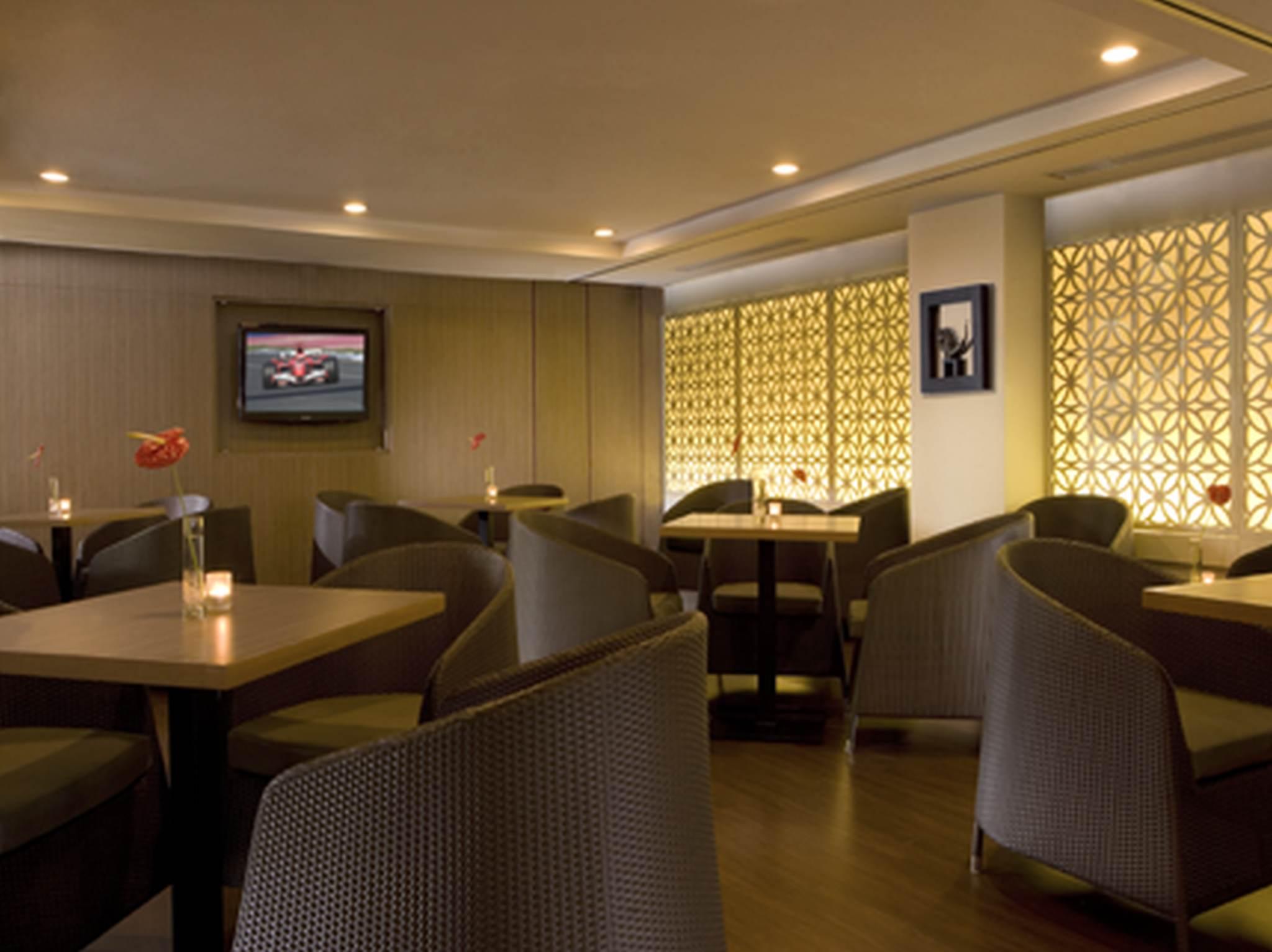 Hotel Santika Pandegiling - Surabaya Restaurant photo